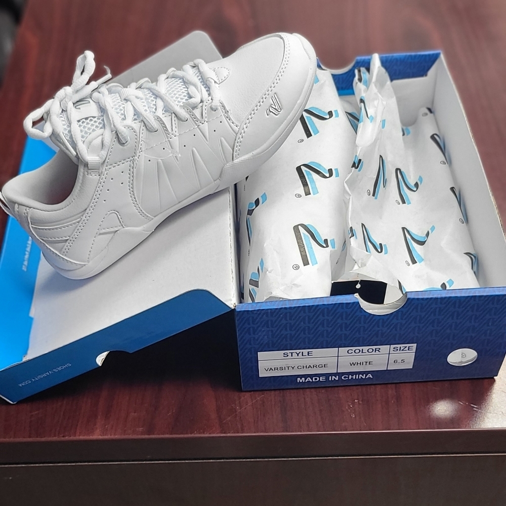 NWB Varsity Charge cheer shoes size 6.5